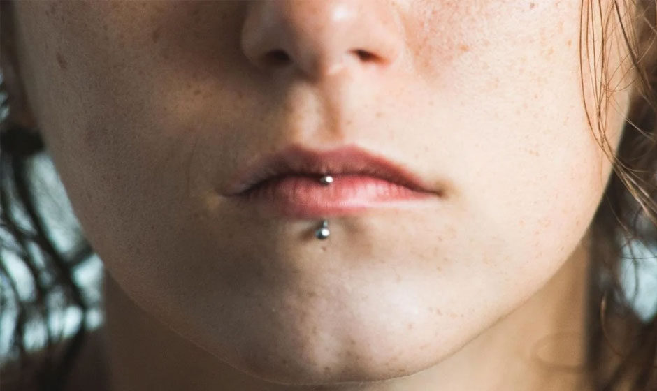horizontal lip piercing